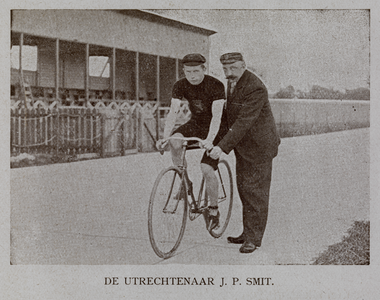 818406 Afbeelding van wielrenner J.P. Smit op de wielerbaan van het Utrechtsche Sportterrein (terrein bij het ...